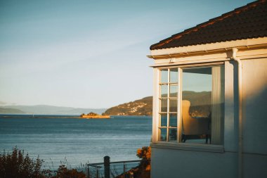 Güneşli oda Güzel fiyort ve dağ manzaralı