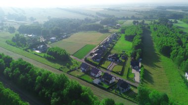 İki katlı evleri ve yeşil çimenleri olan yeni bir mahalle.