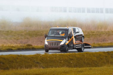 Arızalı arabaları olan bir çekici.