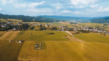 Canlı tarlaları ve dağ sıraları olan sakin bir kırsal bölge.