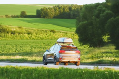 Çatı katlı araba kırsal alanda seyahat ediyor.