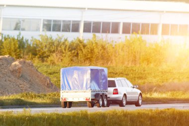 Üzerinde römork olan bir araba kullanmak.