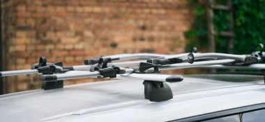 Güneş ışığı altında boş bir motosiklet taşıyıcısı