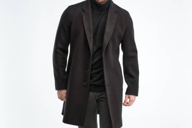 Beyaz arka planda siyah paltolu bir adam.