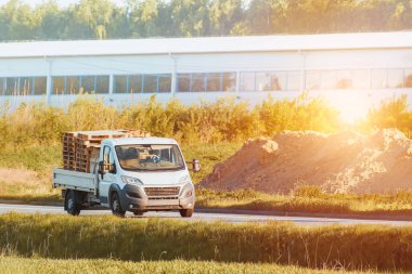 Tahta paletlerle dolu küçük bir kamyon.