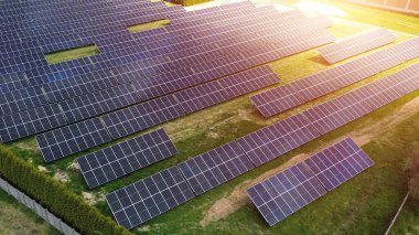 Endüstri yeşil enerji güneş panelleri kullanıyor