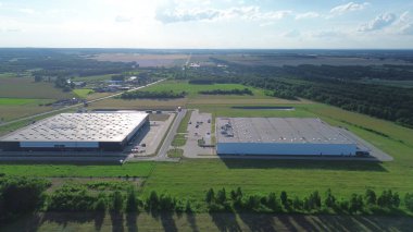 Lojistik Merkezi ve yukarıdan büyük bir depo görünüyor.