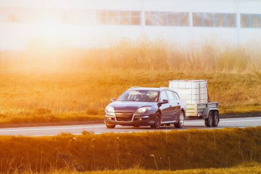 Güneşli kırsal yolda karavana otostop çekildi