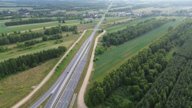 Kırsal yol kavşağı ve yeşil manzaranın insansız hava aracı görüntüsü
