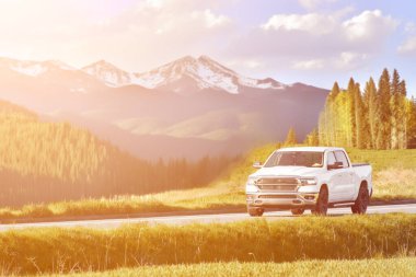 Modern beyaz kamyon kırsalda sürüyor.