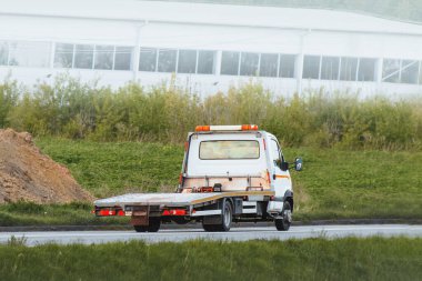 Gün batımında bir çekiciyle köy yolunda.