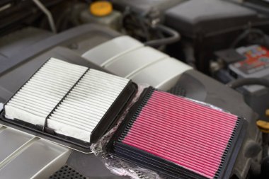 Eski kullanılan tıkanmış hava filtresi yeni performans kalitesi filtresine karşı.