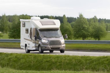 Dağ manzaraları arasında bir karavan yolculuğu. Huzurlu Yaz Kaçamağı Tüm aileyle.
