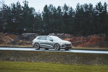 Yeşil ve kirli tepeleri olan yağmurlu kırsal bölgede arazi aracı