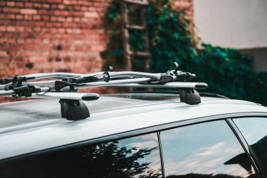 Motosiklet rafı arabanın çatısında güvenli.