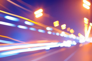 Bokeh ışık efektli akşam trafiği