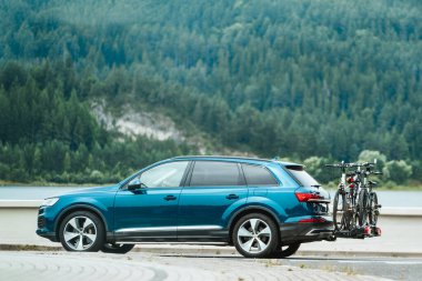 Ağaçlık alanda bisiklet süren bir araba.