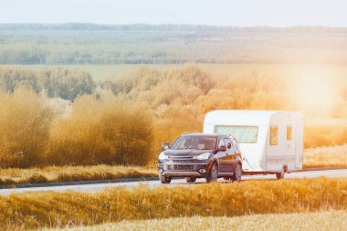 Manzaralı güzergah boyunca araba çekiyor.