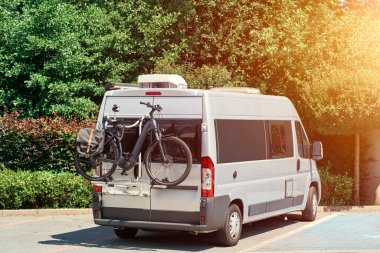 Minibüs yeşil tarlalarda maceraya çıktı