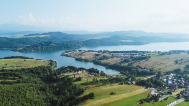Czorsztyn Gölü ve yukarıdan kırsal