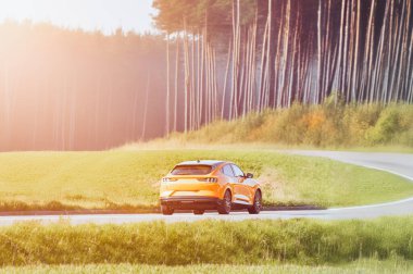 Kırsal kesimde güneşli bir günde Sarı SUV Geçidi