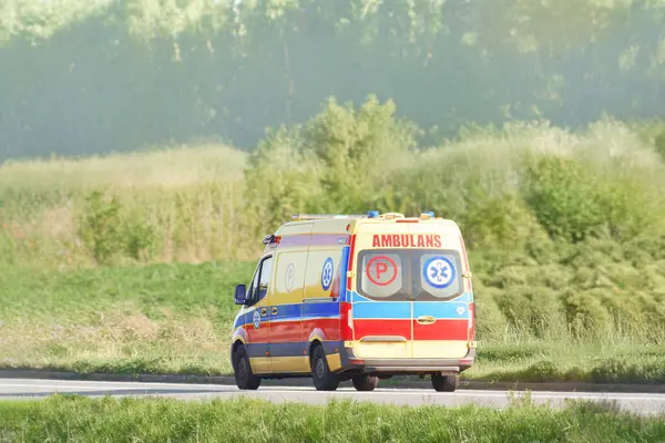 Kırsal kesimde açık havada ambulans sürüyor