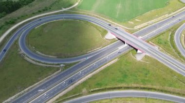 Çoklu şeritli otoyol geçişi ve tarlalarının genel görünümü
