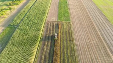 Kırsal kesimde buğday hasat eden tarım makineleri