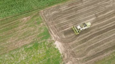 Tarlalardaki hasatçı, yukarıdan görüş.