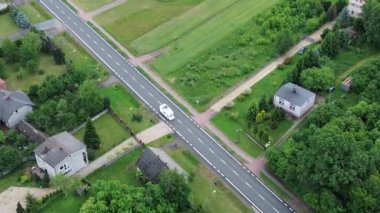 Yaz yolundaki SUV çekici. Aile yolculuğunun hava manzarası.