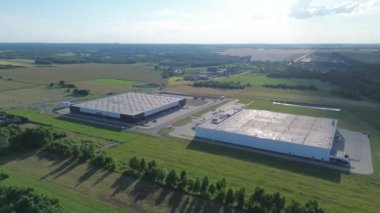 Lojistik Merkezi ve yukarıdan büyük bir depo görünüyor.