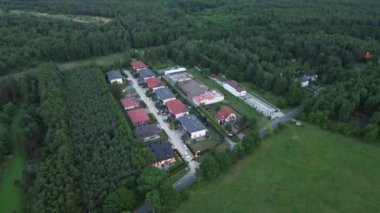 Etrafı yeşilliklerle çevrili küçük bir köyün tepeden aşağı manzarası