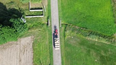 Kırsal bölgedeki bir kamyonun üstünden hava görüntüsü.