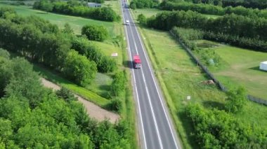 Beyaz kamyonlu ve yeşil arazili kırsal yol