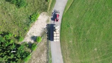 Ormandaki traktörün hava aracı görüntüsü..