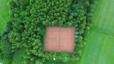 Bereketli ormanın ortasında tenis kortları