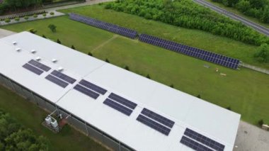 Güneş enerjisi çiftliği yeşil enerji üretiyor