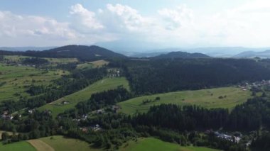 Altın saat boyunca Avrupa 'nın dağlarındaki köy