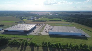 İki depo yemyeşil kırsal alanda