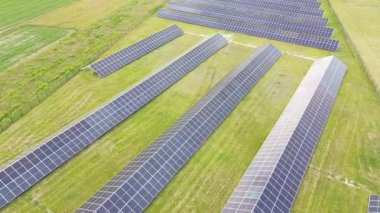 Güneş enerjisi alanında akşam ışığı.