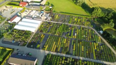 Düzgünce düzenlenmiş bitki yataklarının en üst görüntüsü.