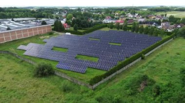 Yenilenebilir enerji üreten güneş panelleri olan fabrika