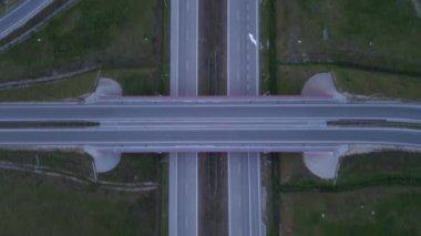 Araçlarla gece karayolu trafiğinin hava görüntüsü