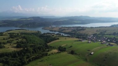 Kırsal evleri olan Czorsztyn Gölü 'nün havadan manzarası