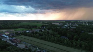 Kırsal kesimde, fırtına bulutları ve kırsal kesimde