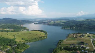 Yazın Czorsztyn Gölü ve Pieniny Dağları yukarıdan
