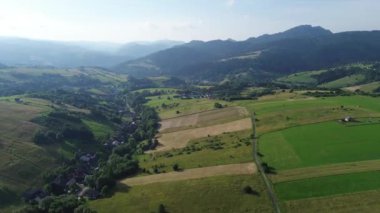 Polonya kırsalındaki tarlaların ve dağların manzaralı manzarası