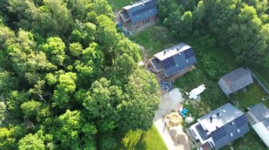 Güneş panelleri sürdürülebilir konut gelişimine temiz enerji sağlar