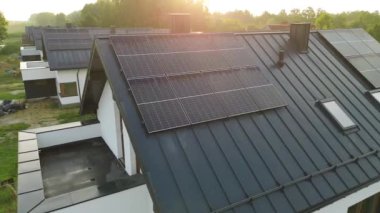 Çatıdaki güneş panelleri. Modern güneş panelleri. Güneş Sistemi. Güneş panelleri.