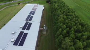 Enerji için yeşil enerji kullanan güneş panelleriyle kaplı sanayi binası çatısı